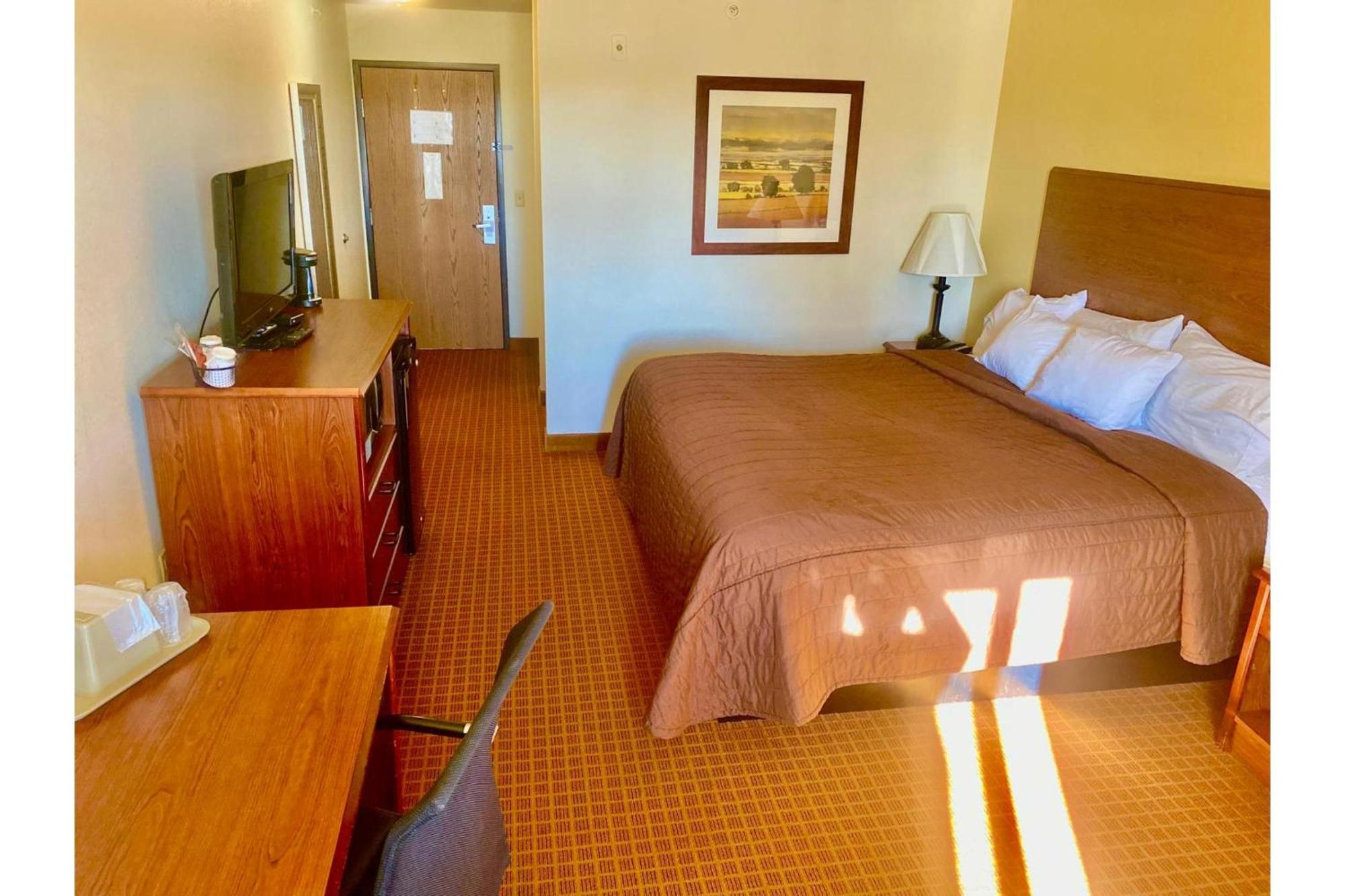 Park View Inn & Suites Hoisington Near Great Bend Exterior foto
