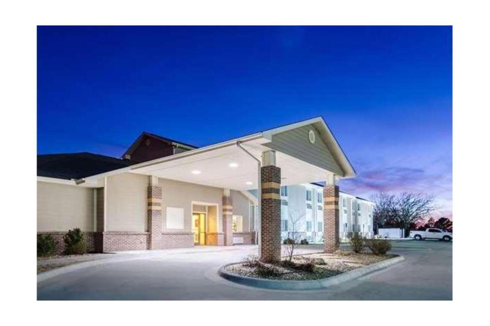 Park View Inn & Suites Hoisington Near Great Bend Exterior foto