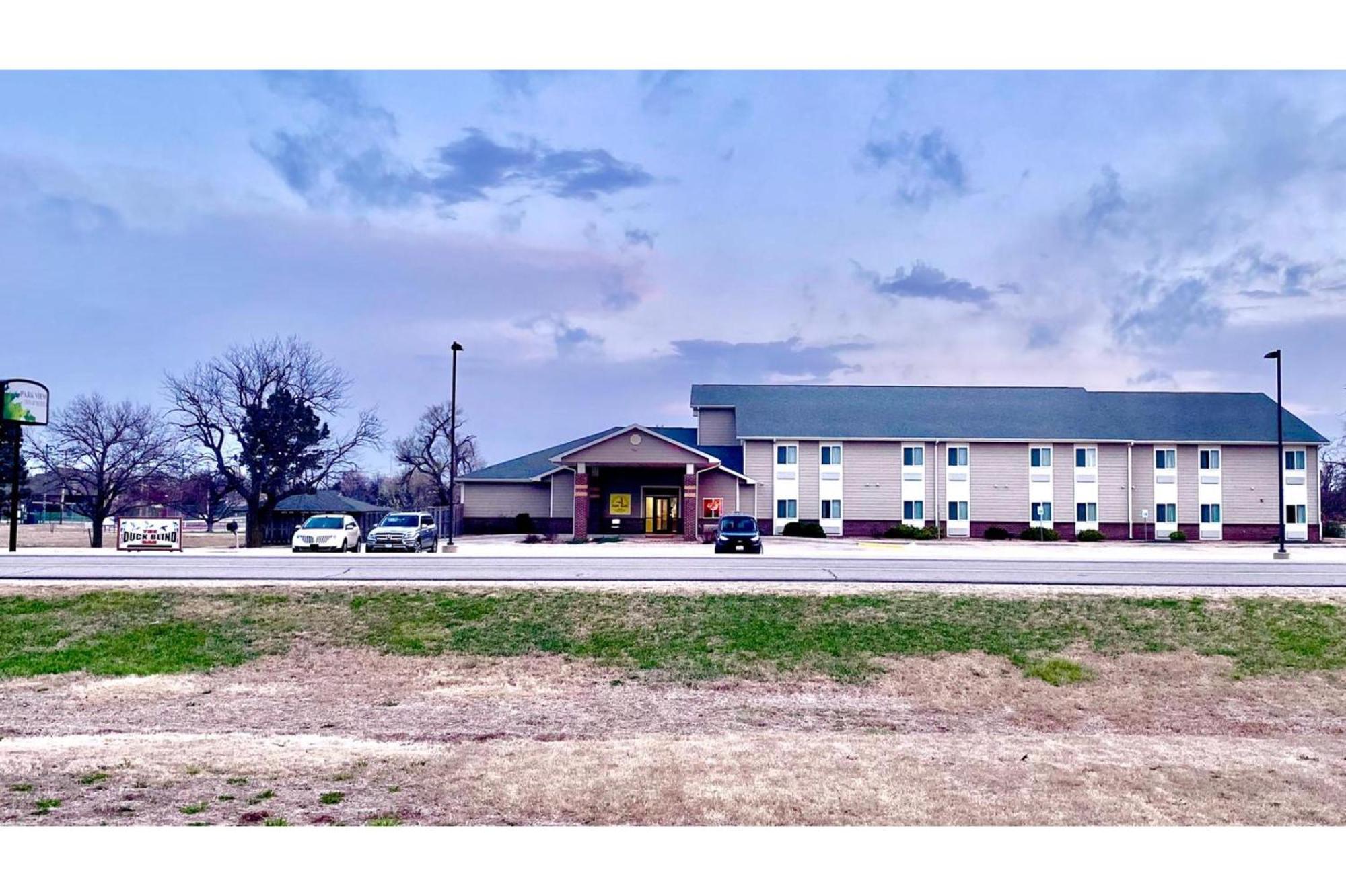 Park View Inn & Suites Hoisington Near Great Bend Exterior foto